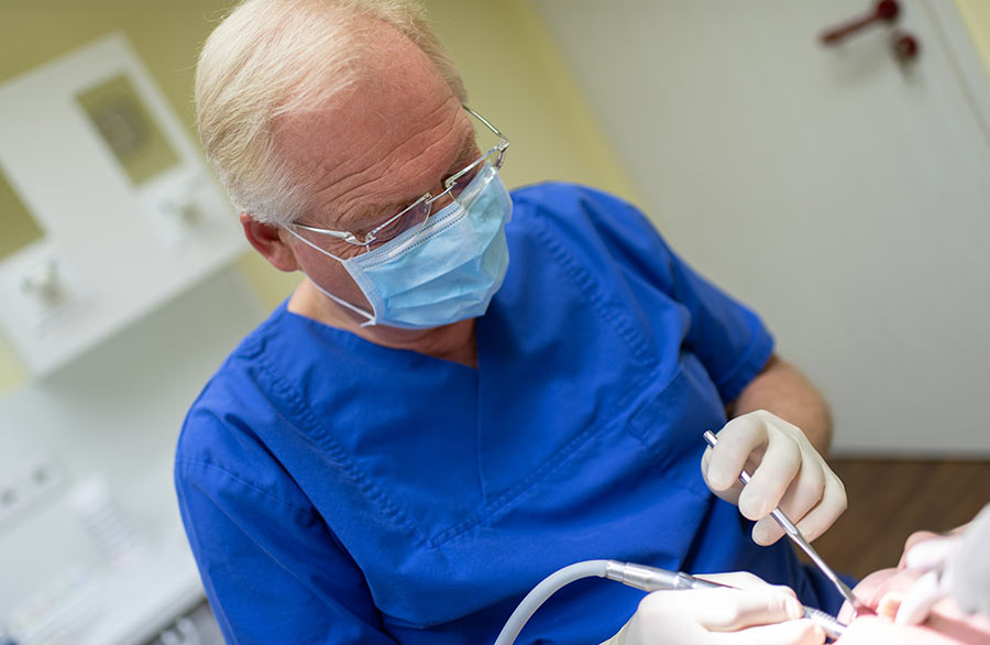: Dr. Ralph Bitter in Lichtenau ist Ihr Zahnarzt für Zahnfleischbehandlungen. Jetzt mehr erfahren!
